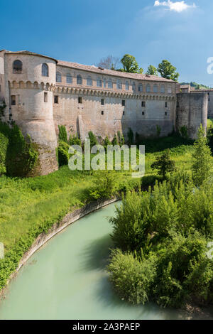 Il 'Ducal Palace' di Urbania (Marche, Italia) oltre il fiume Metauro Foto Stock