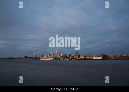 Liverpool skyline della città attraverso il fiume Mersey Foto Stock