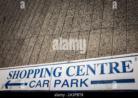 Grim British Inner City Shopping Center segno con spazio di copia Foto Stock