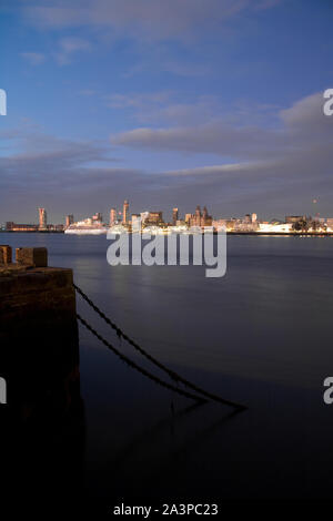 Liverpool skyline della città attraverso il fiume Mersey Foto Stock