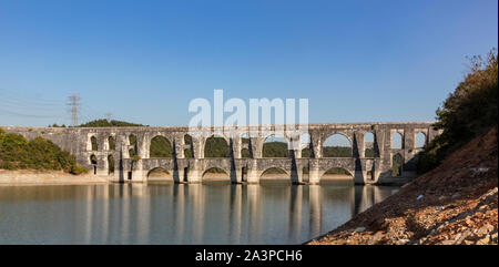 Maglova Arco (Malova) o Muallakkemer, un acquedotto costruito da Mimar Sinan sopra la valle del torrente Alibey tra 1554-1562 nei pressi di Istanbul, Turchia Foto Stock