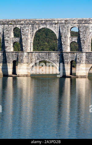 Maglova Arco (Malova) o Muallakkemer, un acquedotto costruito da Mimar Sinan sopra la valle del torrente Alibey tra 1554-1562 nei pressi di Istanbul, Turchia Foto Stock