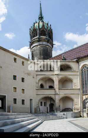 Wittenberg è sede di numerosi siti storici. Sulle porte di tutti i Santi la Chiesa di Martin Lutero è detto di avere inchiodato il suo 95 tesi nel 1517. Foto Stock