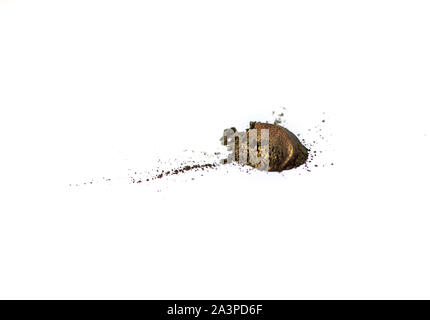 Luminose prismatica duochrome marrone e verde pigmento colorato. Loose polvere cosmetica. Modifica colore schiacciato ombretto pigmento isolato su un bianco backgr Foto Stock