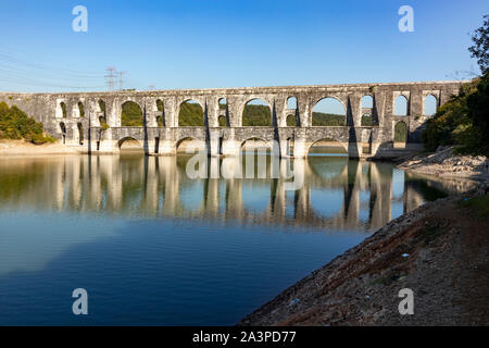 Maglova Arco (Malova) o Muallakkemer, un acquedotto costruito da Mimar Sinan sopra la valle del torrente Alibey tra 1554-1562 nei pressi di Istanbul, Turchia Foto Stock