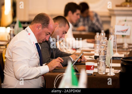 Stanislav Batrachenko (L) Testa dell'Ucraina Associazione GPL e altri delegati lavoro durante l'Ucraina mercato petrolio 2019 conferenza di Fairmont Kiev. Foto Stock