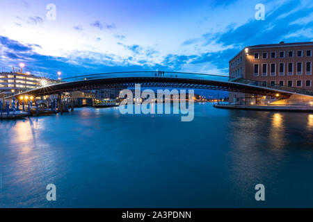 Il Ponte della Costituzione,Ponte della Costituzione è il quarto ponte sul Canal Grande a Venezia, Italia. Foto Stock