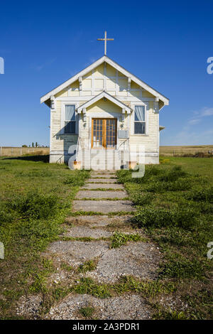 Una vista verticale di una vecchia chiesa abbandonata che è un punto di riferimento nel Montana Occidentale. Foto Stock