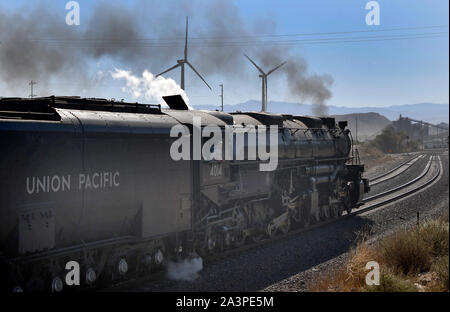 L'unico e solo in funzione del treno a vapore ''BigBoy-1404" continua la sua tour negli Stati Uniti viaggio mercoledì attraverso Victorville CA, Ott 9.2019. Union Pacific's storica Big Boy locomotiva a vapore è touring Union Pacific del sistema in tutta 2019 per commemorare la ferrovia transcontinentale il centocinquantesimo anniversario. La più grande locomotiva a vapore del mondo, Union Pacific's Big Boy, sarà possibile imbarcarsi su un terzo e ultimo tour che includerà l'alto Deserto questa settimana.Il tour celebra il centocinquantesimo anniversario della ferrovia transcontinentale completamento, dando appassionati di treni/gli appassionati di treni in Stati Uniti Foto Stock