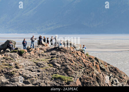 I visitatori osservano il foro marea dal punto di Beluga lungo il braccio Turnagain fuori Anchorage in Alaska,. Foto Stock