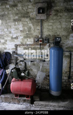 Acqua di sorgente Acqua del foro di trivellazione pompa di estrazione e il sistema di filtri, England, Regno Unito Foto Stock