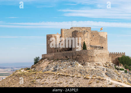 Vista orizzontale del castello di La Muela in spagnolo comune di consuegra, Castilla la Mancha su un giorno di estate con blu cielo nuvoloso Foto Stock