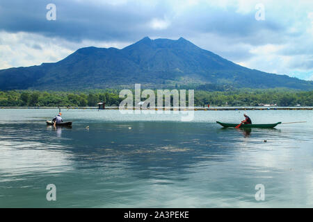 Bali, Indonesia. Il 4 maggio, 2019. Vista generale del monte vulcano Batur dal Lago Batur, Kintamani, Bali.Trunyan è un villaggio situato nel distretto di Kintamani, Bangli Regency, Bali, Indonesia. Questo villaggio è creduto per essere il più antico villaggio sull'isola di Bali e i suoi abitanti mantengono ancora le tradizioni dei loro antenati. Le persone che muoiono in questo villaggio non sarà bruciato come altri indù, ma a sinistra per essere distrutti in modo naturale e non l'odore. Credito: Algi Febri Sugita SOPA/images/ZUMA filo/Alamy Live News Foto Stock