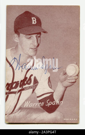 Degli anni Cinquanta era bianco e nero scheda di baseball della Hall of Fame pitcher Warren Spahn con Boston Braves. Foto Stock