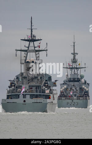 Il nuovo Royal Navy batch 2 classe di fiume OPV HMS Medway (P223) porta HMS Tyne (P281) per uno squadrone esercizio nel Solent, Regno Unito il 7 ottobre 2019. Foto Stock