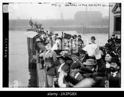 Gli spettatori sul molo vedendo al largo di Newport Foto Stock