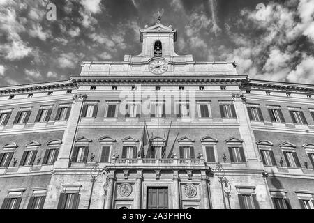 Facciata di Palazzo Montecitorio, iconico edificio nel centro di Roma, l'Italia, Novembre 18, 2018. È la sede della Camera dei Deputati italiana Foto Stock