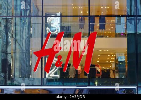 NEW YORK CITY, NY -4 OTT 2019- Vista del segno per una H&M negozio di abbigliamento a New York, Stati Uniti d'America. H&M è svedese di fast fashion retailer. Foto Stock