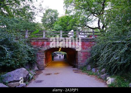 NEW YORK, NY -6 agosto 2019- Vista del Willowdell Arch a Central Park a Manhattan, New York, Stati Uniti d'America. Foto Stock