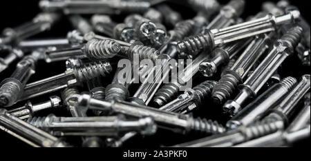 Cumulo di viti lucido su sfondo nero Foto Stock