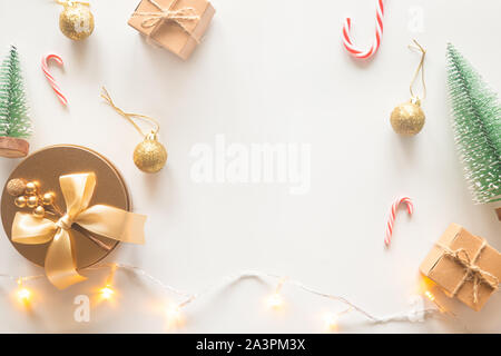 Holiday scheda di Natale sfondo con decorazione di festa palla, stelle, fiocchi di neve, scatola regalo, pigne su uno sfondo bianco dal piatto di laici che, vista dall'alto. Foto Stock