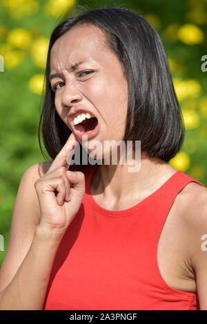 Femmina di minoranza con il mal di denti Foto Stock