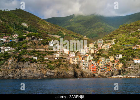 Riomaggiore Cinque Terre, Italia - Agosto 17, 2019: villaggio sul mare baia, case colorate sulla costa rocciosa. Riserva naturale resort popolare in Europ Foto Stock