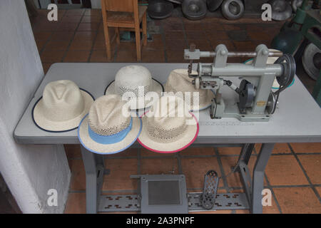 Scene da un cappello di Panama (paja toquilla) fabbrica in Cuenca, Ecuador Foto Stock