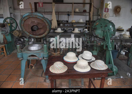 Scene da un cappello di Panama (paja toquilla) fabbrica in Cuenca, Ecuador Foto Stock