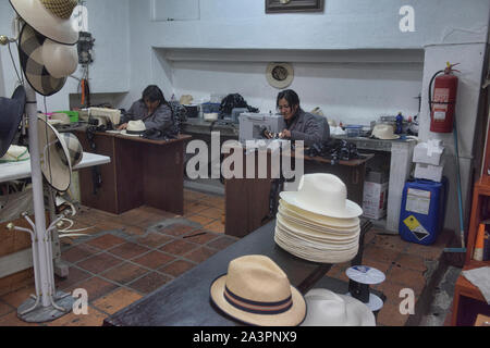 Scene da un cappello di Panama (paja toquilla) fabbrica in Cuenca, Ecuador Foto Stock