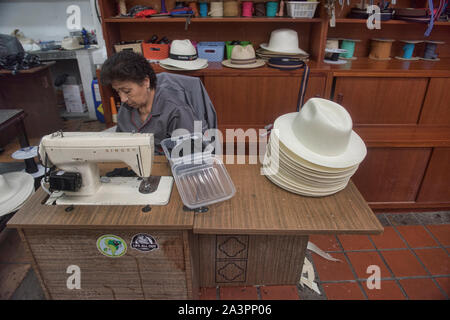 Scene da un cappello di Panama (paja toquilla) fabbrica in Cuenca, Ecuador Foto Stock