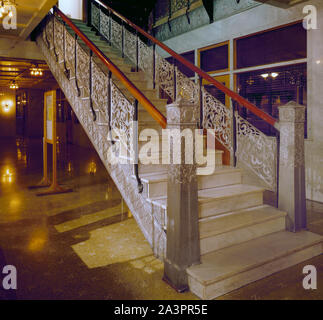 Scala nel Monadnock Building, progettato dalla ditta di Chicago di Burnham e Root nel 1889. Chicago, Illinois Foto Stock