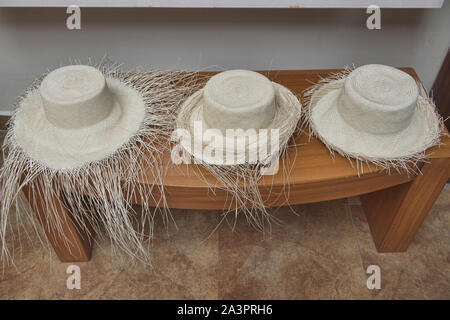 La tessitura di paglia in Panama cappelli (paja toquilla), che in realtà provengono da Ecuador Foto Stock