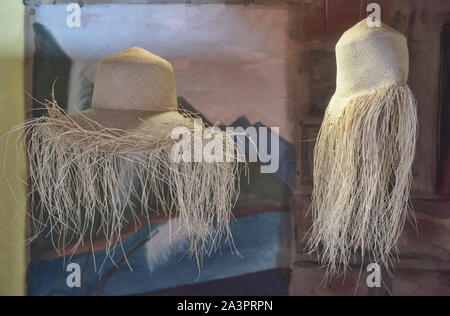 La tessitura di paglia in Panama cappelli (paja toquilla), che in realtà provengono da Ecuador Foto Stock