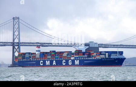 San Francisco, CA - Febbraio 02, 2019: Nave da carico CMA CGM G WASHINGTON in partenza dal Porto di Oakland, passando sotto il ponte della baia. Foto Stock