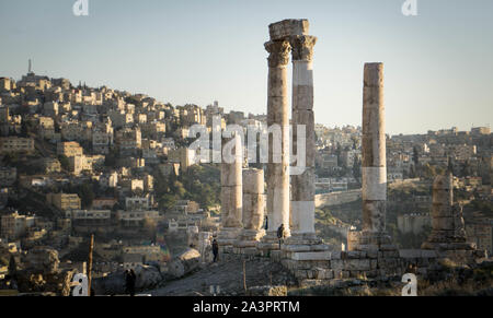 Il Tempio di Ercole sovrasta la proliferazione urbana della vecchia Amman, Giordania Foto Stock