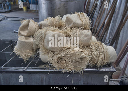 Scene da un cappello di Panama (paja toquilla) fabbrica in Cuenca, Ecuador Foto Stock