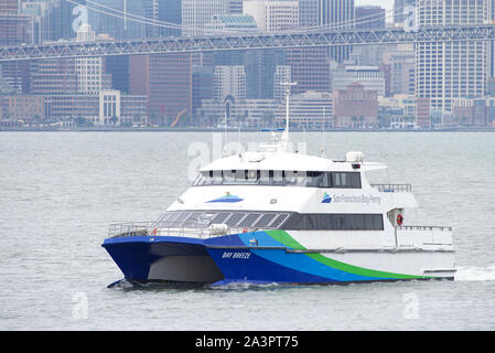 Oakland, CA - Febbraio 08, 2019: La Baia di San Francisco Ferry fornisce servizio di trasporto di passeggeri da Oakland Alameda e il Ferry Building, Pier 41, Angelo Foto Stock