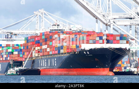 Oakland, CA - 15 Febbraio 2019: Nave cargo YM UNISON caricamento nel porto di Oakland durante la ricezione di servizi marittimi. Foto Stock