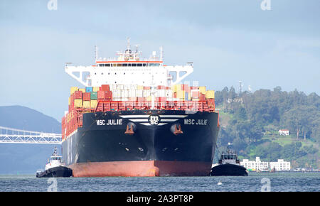 Oakland, CA - 15 Febbraio 2019: Nave cargo MSC JULIE entrando nel porto di Oakland, il quinto porto più trafficato negli Stati Uniti. Foto Stock