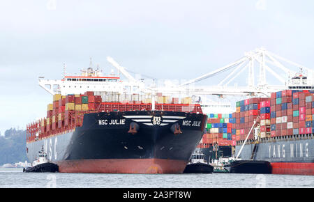 Oakland, CA - 15 Febbraio 2019: più rimorchiatori assistere nave cargo MSC JULIE ad entrare nel porto di Oakland, il quinto porto più trafficato nel Regno S Foto Stock