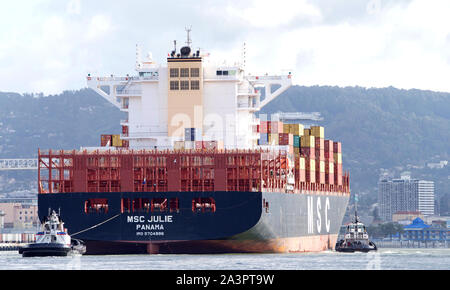 Oakland, CA - 15 Febbraio 2019: Nave cargo MSC JULIE entrando nel porto di Oakland, il quinto porto più trafficato negli Stati Uniti. Foto Stock