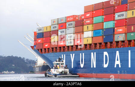 Oakland, CA - 15 Febbraio 2019: Nave cargo HYUNDAI lunga spiaggia con partenza dal Porto di Oakland. La Hyundai Merchant Marine è il è il mondo del XV grande Foto Stock