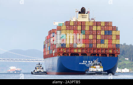 Oakland, CA - 15 Febbraio 2019: Nave cargo HYUNDAI lunga spiaggia con partenza dal Porto di Oakland. La Hyundai Merchant Marine è il è il mondo del XV grande Foto Stock