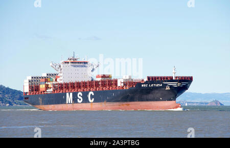 San Francisco, CA - 18 Febbraio 2019: MSC LETIZIA lungo il tragitto per il porto di Oakland. Mediterranean Shipping Company (MSC) è i Mondi seconda più grande shi Foto Stock