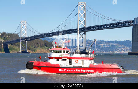 San Francisco, CA - 18 Febbraio 2019: San Francesco è un fireboat azionato dal San Francisco dei Vigili del Fuoco sulla Baia di San Francisco dal 2016. Anche k Foto Stock