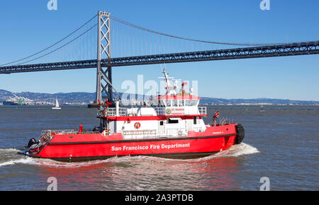 San Francisco, CA - 18 Febbraio 2019: San Francesco è un fireboat azionato dal San Francisco dei Vigili del Fuoco sulla Baia di San Francisco dal 2016. Anche k Foto Stock