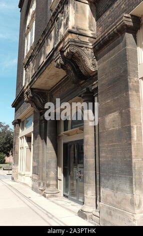 L'esterno e l'ingresso anteriore per il Bohemian National Hall landmark su Broadway Avenue che serve la comunità ceca in Cleveland, Ohio, USA. Foto Stock