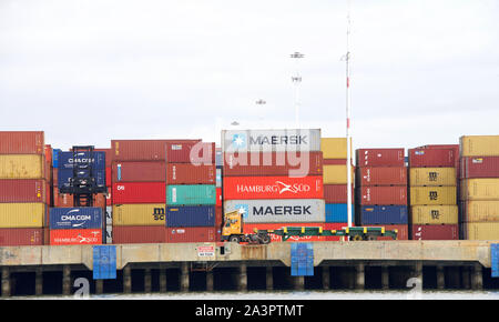 Oakland, CA - Febbraio 24, 2019: pile di contenitori di spedizione linea le banchine del porto di Oakland, in attesa di navi cargo per il loro trasporto. Foto Stock