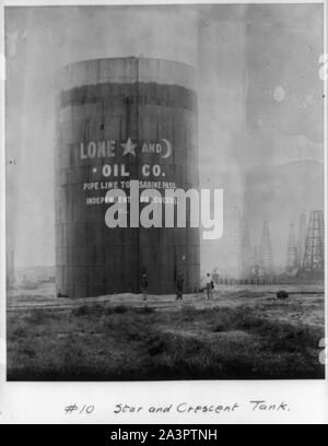 Stella e crescent serbatoio [Spindletop, Beaumont, Porto Arthur e vicinanze, Texas - industria petrolifera]. Foto Stock